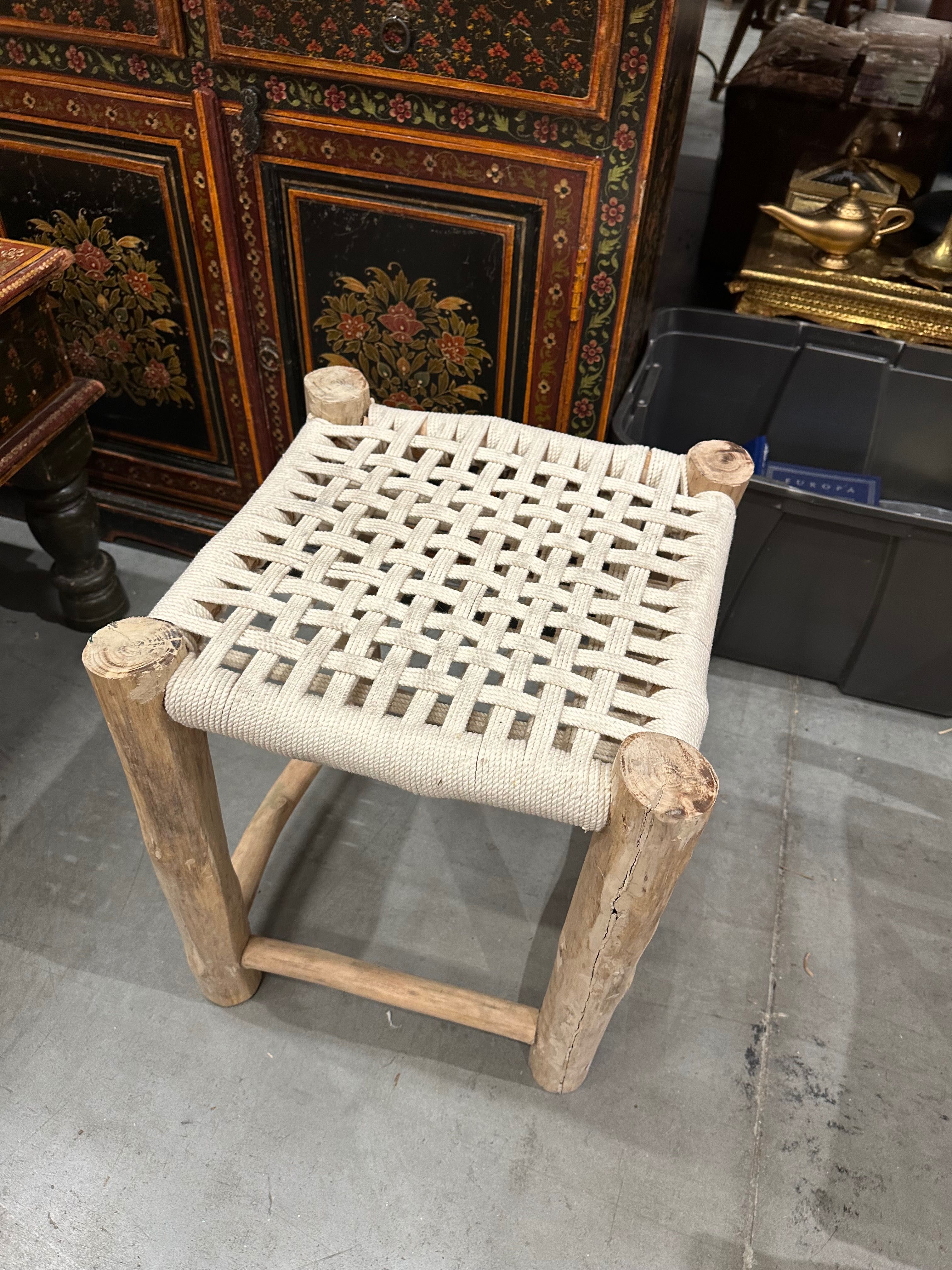 Taboret z plecionym siedziskiem