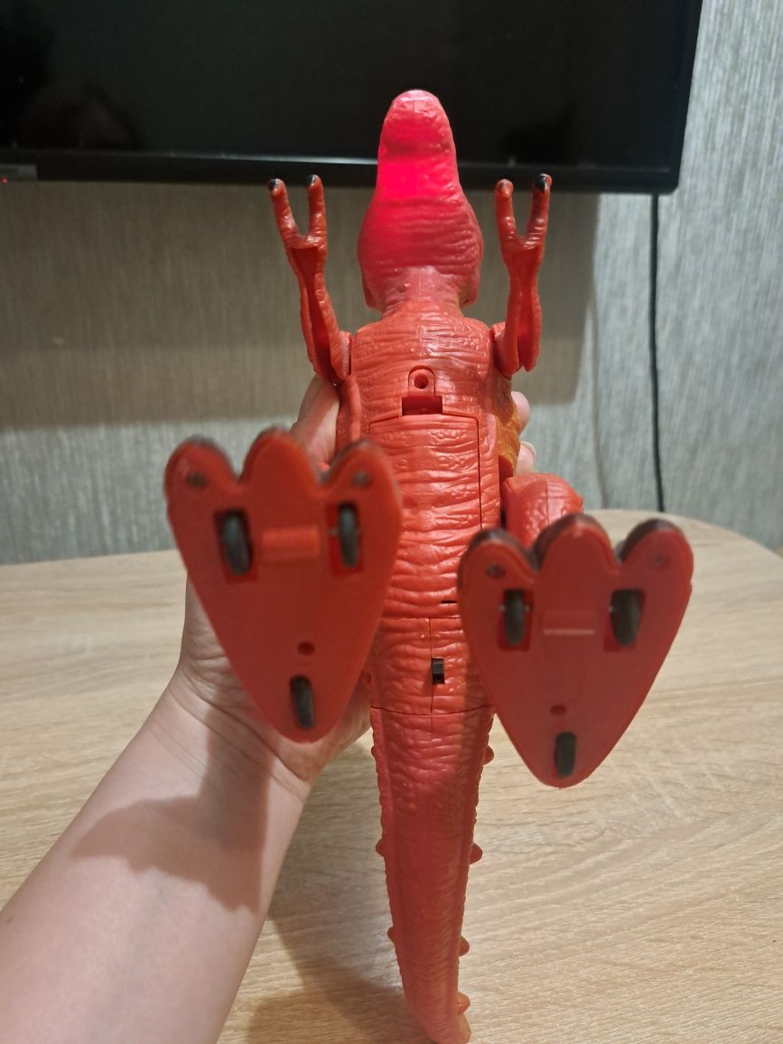 Dinozaur t-rex Tyranozaur Rex chodzi ryczy świeci