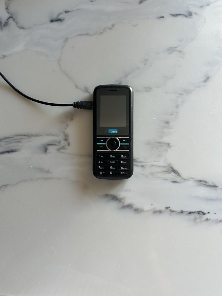 Telemóvel de teclas TMN com carregador