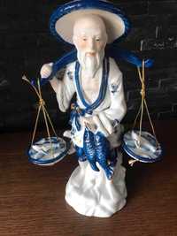 Stary Chińczyk z koszami porcelanowa figurka