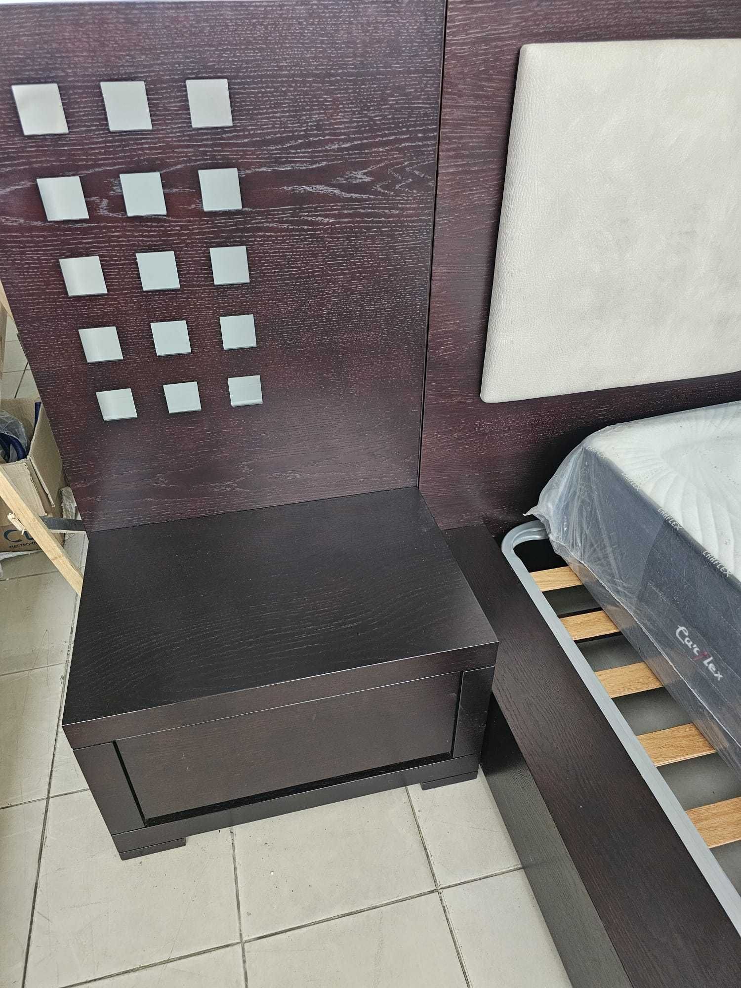 Cama com mesas de cabeceira