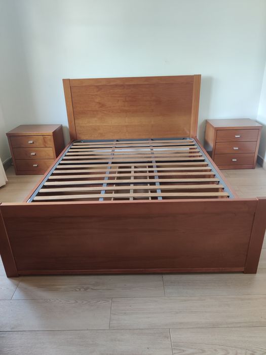 Cama de casal com mesas de cabeceira