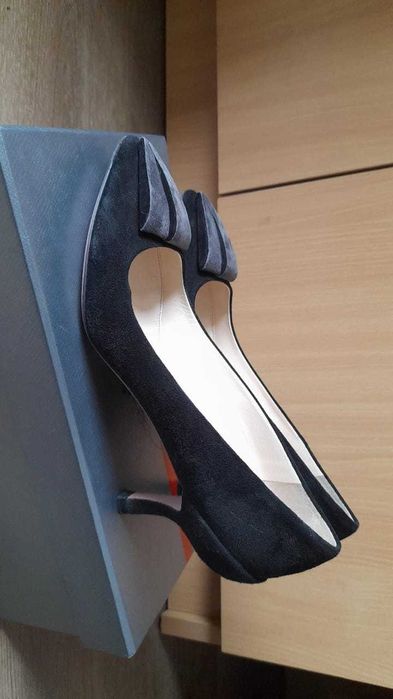 Salto alto camurça Prada