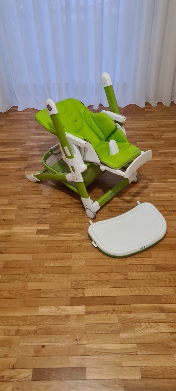 Cadeira alta para criança com mesa