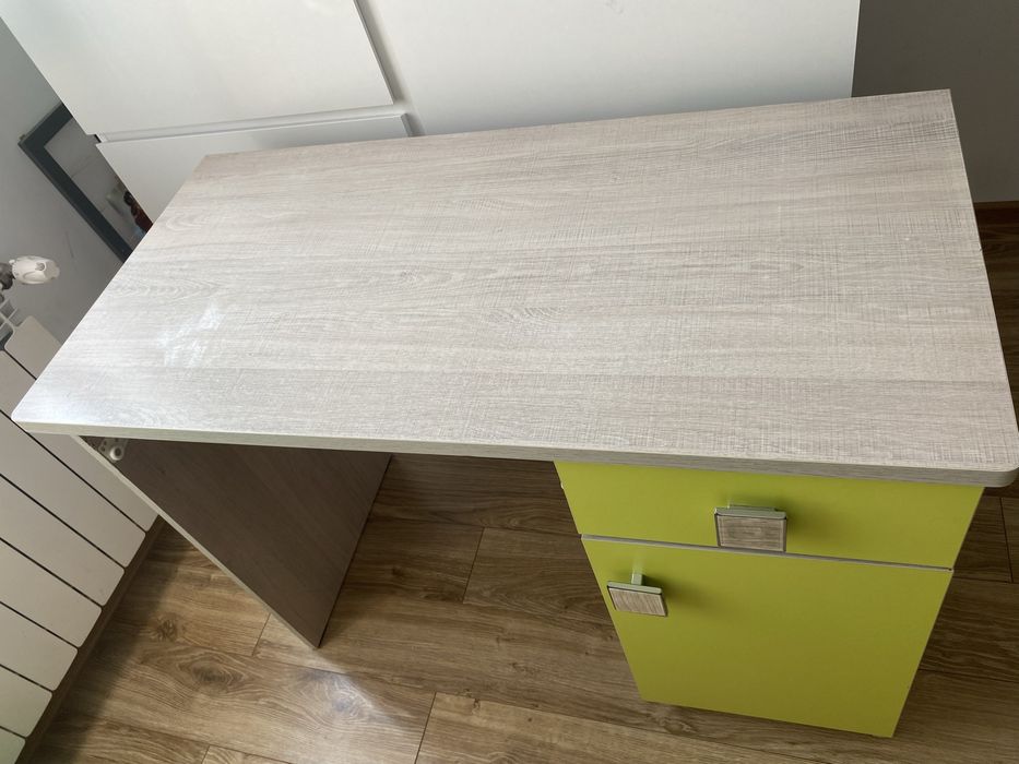 Biurko dzieciece w kolorze bezowo-zielonym