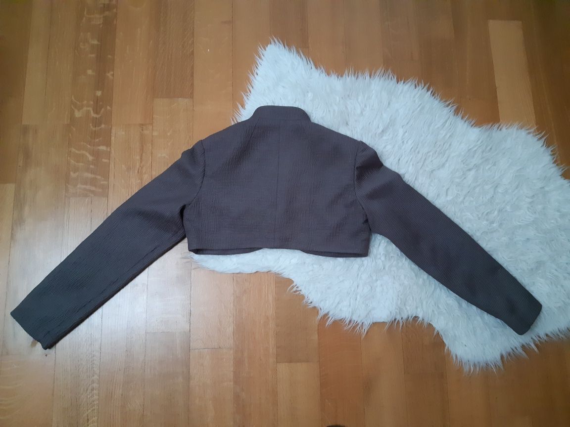 Krótki żakiet ze stójką,firmy Reserved