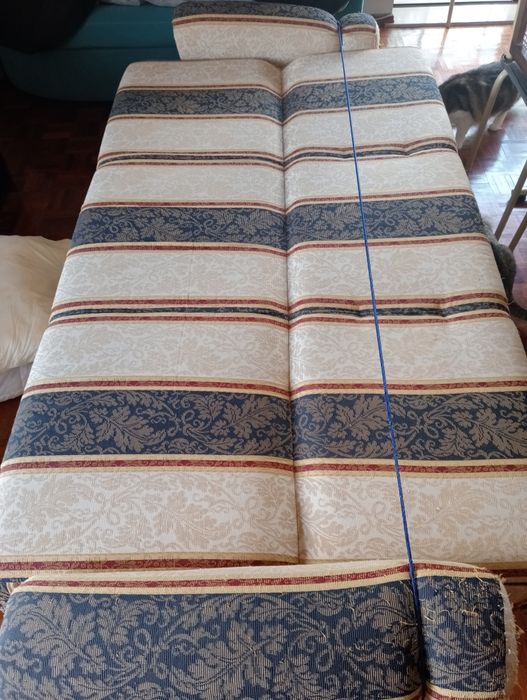 2 sofás de 1 lugar + mesa centro em madeira