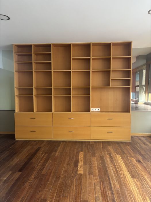 Móvel com gavetões, guarda vestidos e prateleiras