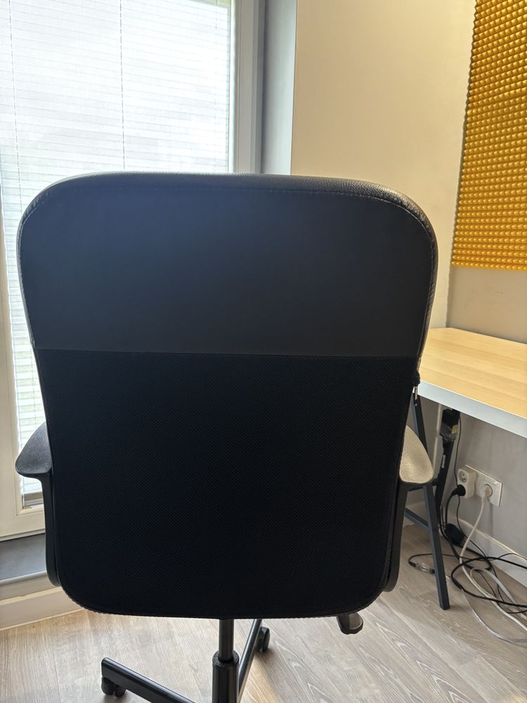 Krzeslo biurkowe i biurko ikea
