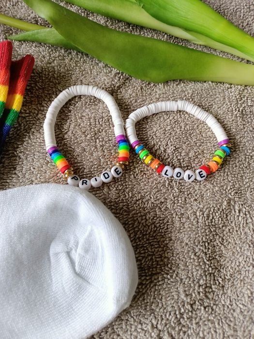 Skarpetki LGBT i dwie bransoletki kolorowe dodatki