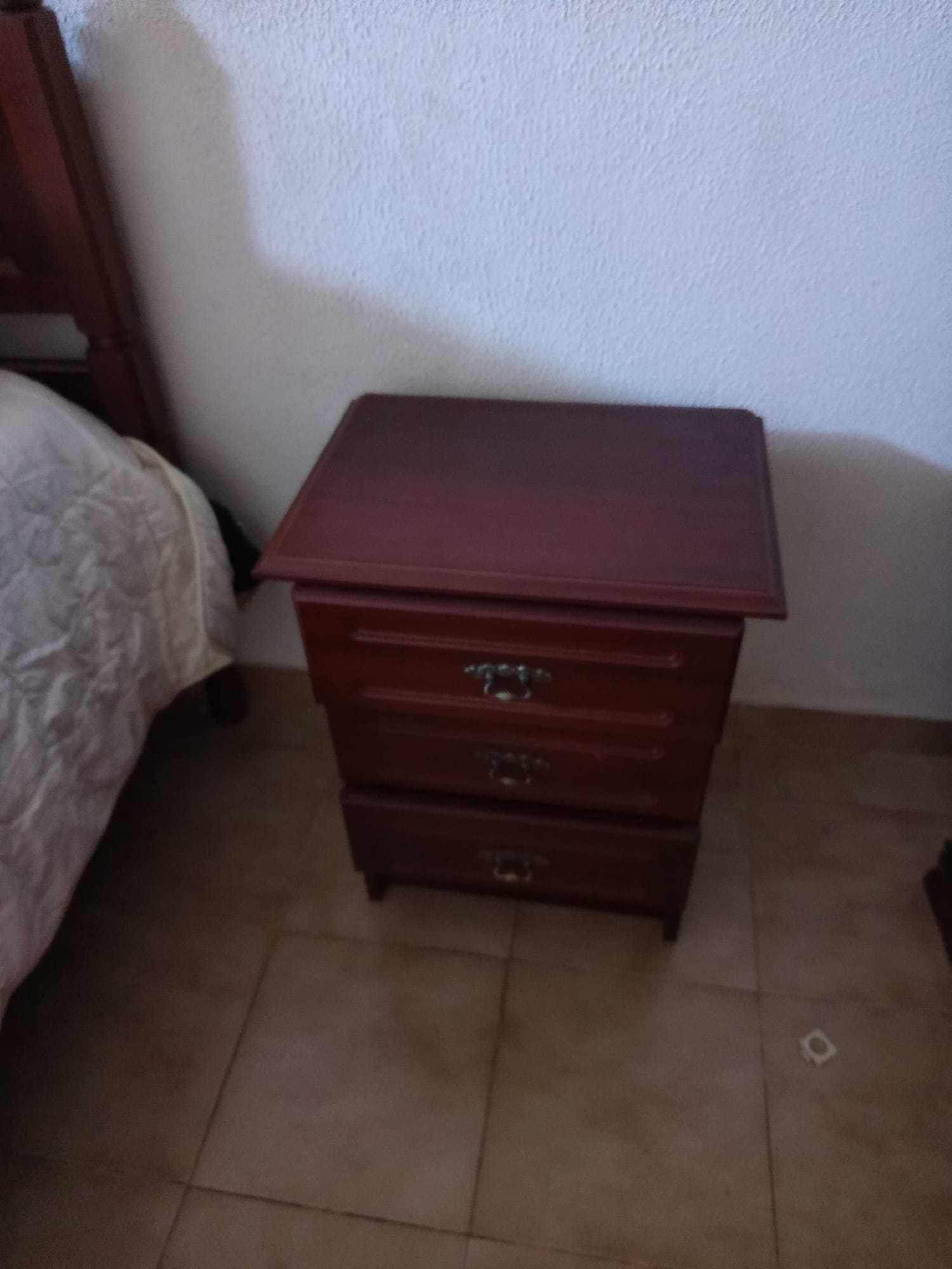 Mesas de Cabeceira Maciças