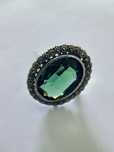 Alfinete antigo senhora com pedra verde