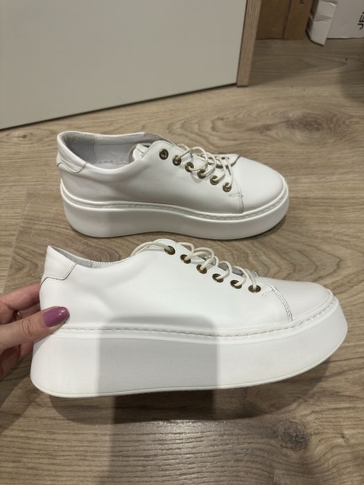 Białe sneakersy skórzane 38