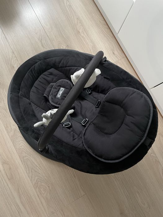 Leżaczek bujaczek elektryczny MoMi Kenani Onyx bluetooth