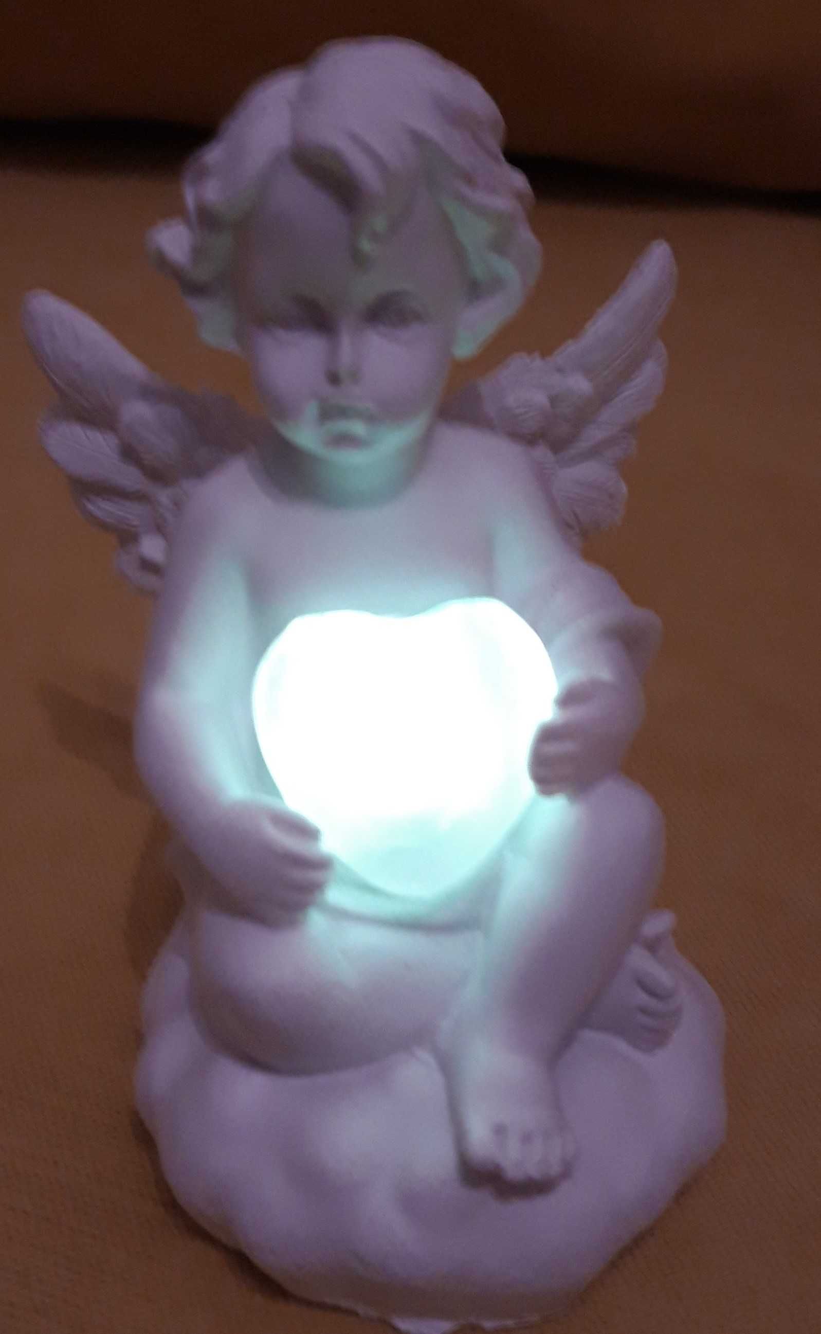 Aniołek gipsowy ze świecącym sercem