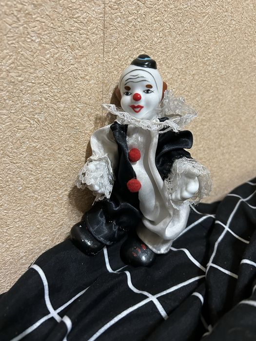 Фарфоровая кукла клоуна