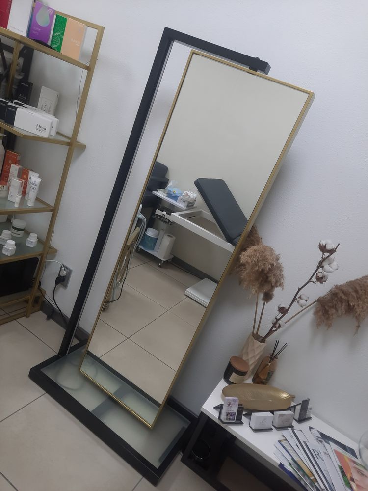Меблі для бьюті салону, зеркало в косметологічний кабінет