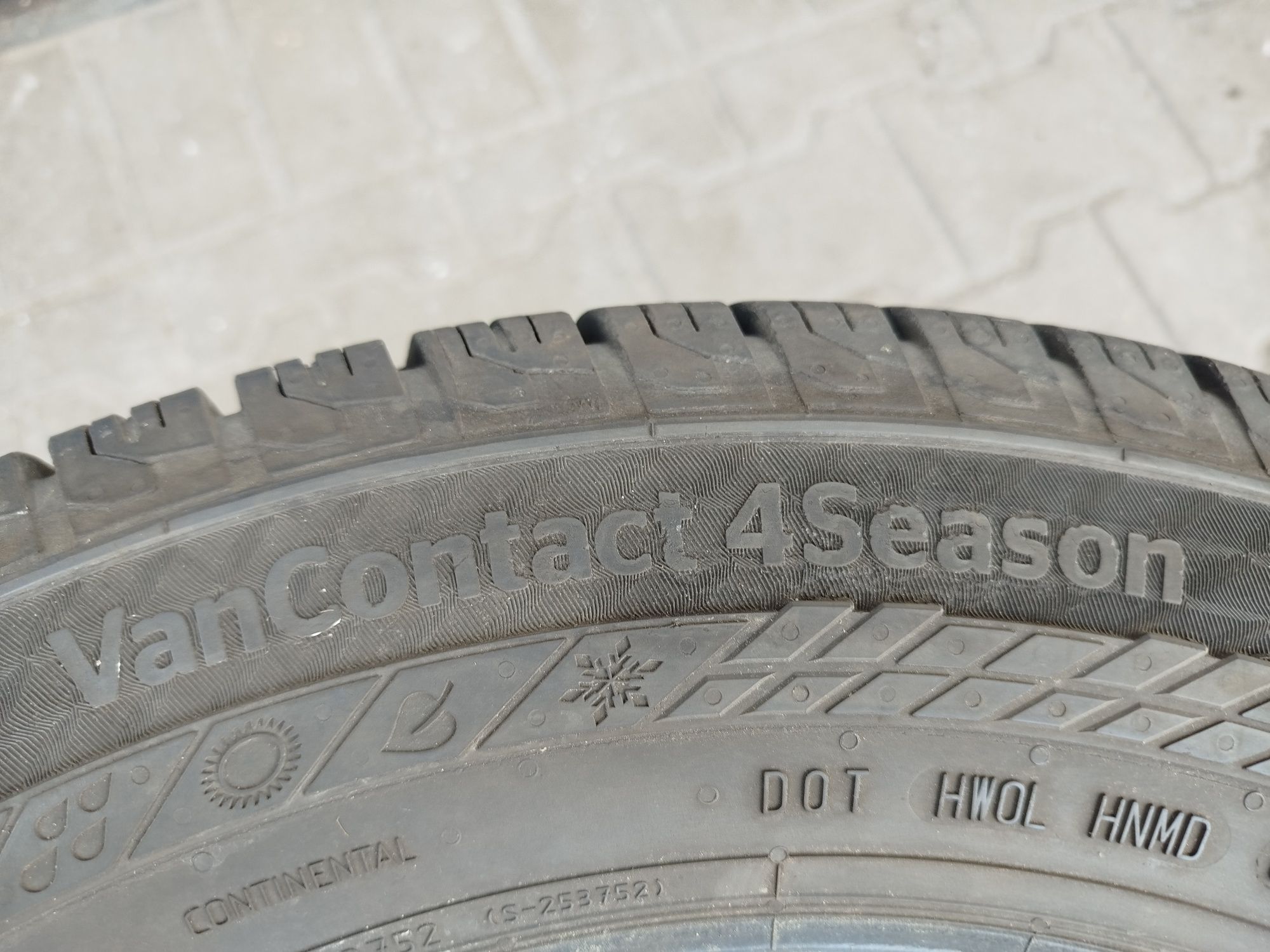 Opony całoroczne Continental 215/65R16C