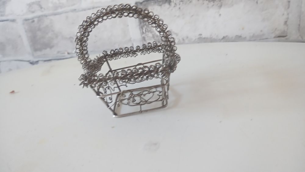 Ozdobny koszyczek metalowy