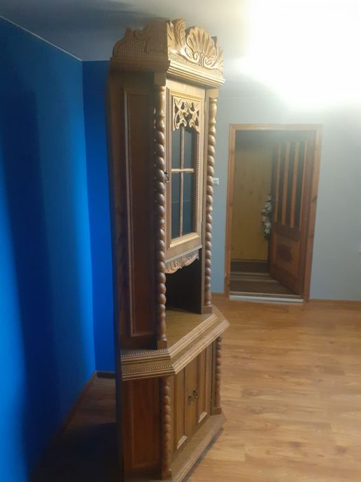 Wysoka komoda narożna z witryna