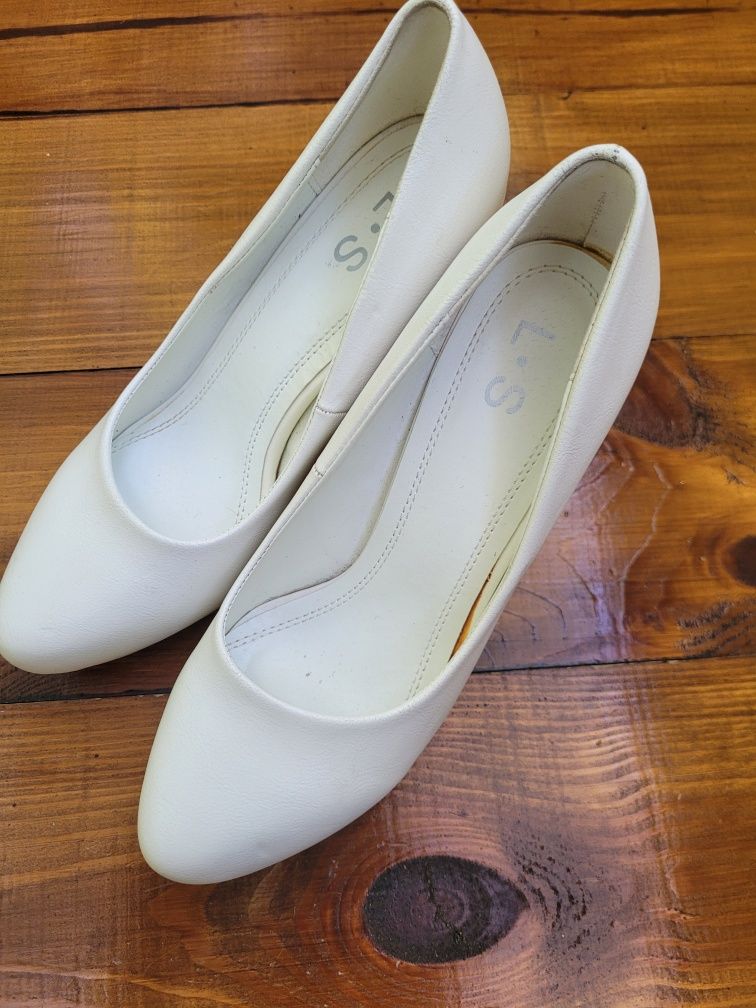 Продам весільні білі туфлі 37р.
