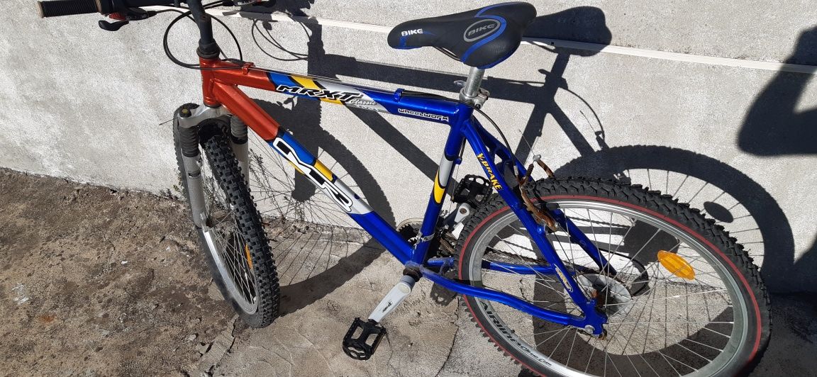 Bicicleta btt parada há muito tempo