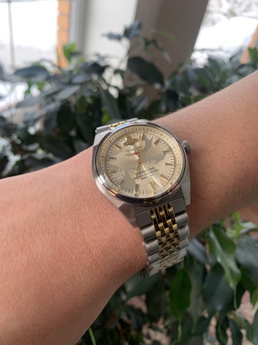 Новий годинник Vivienne Westwood