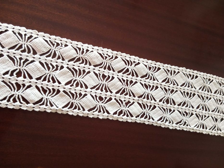Caminho de mesa 1.90m por 8cm, branco crochê