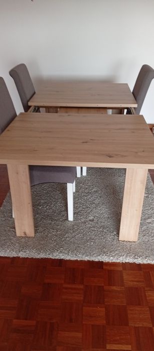 Mesa extensível e 4 cadeiras