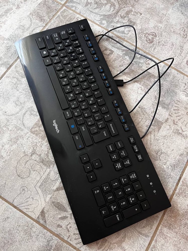 провідна клавіатура Logitech