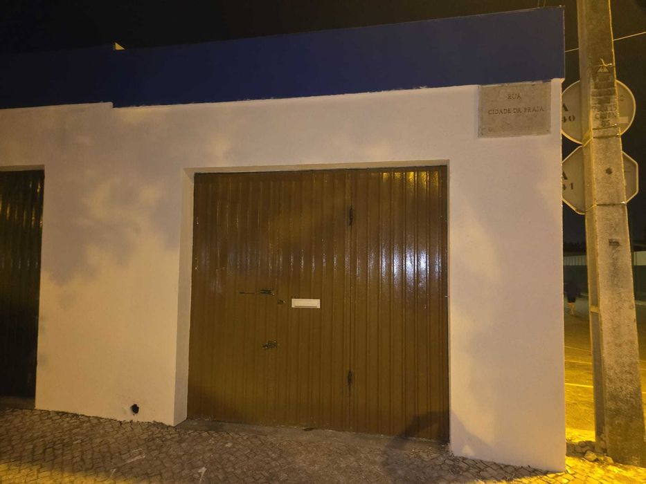 Garagem à venda – 25.000€ – 24 m² – Rua Cidade da Praia