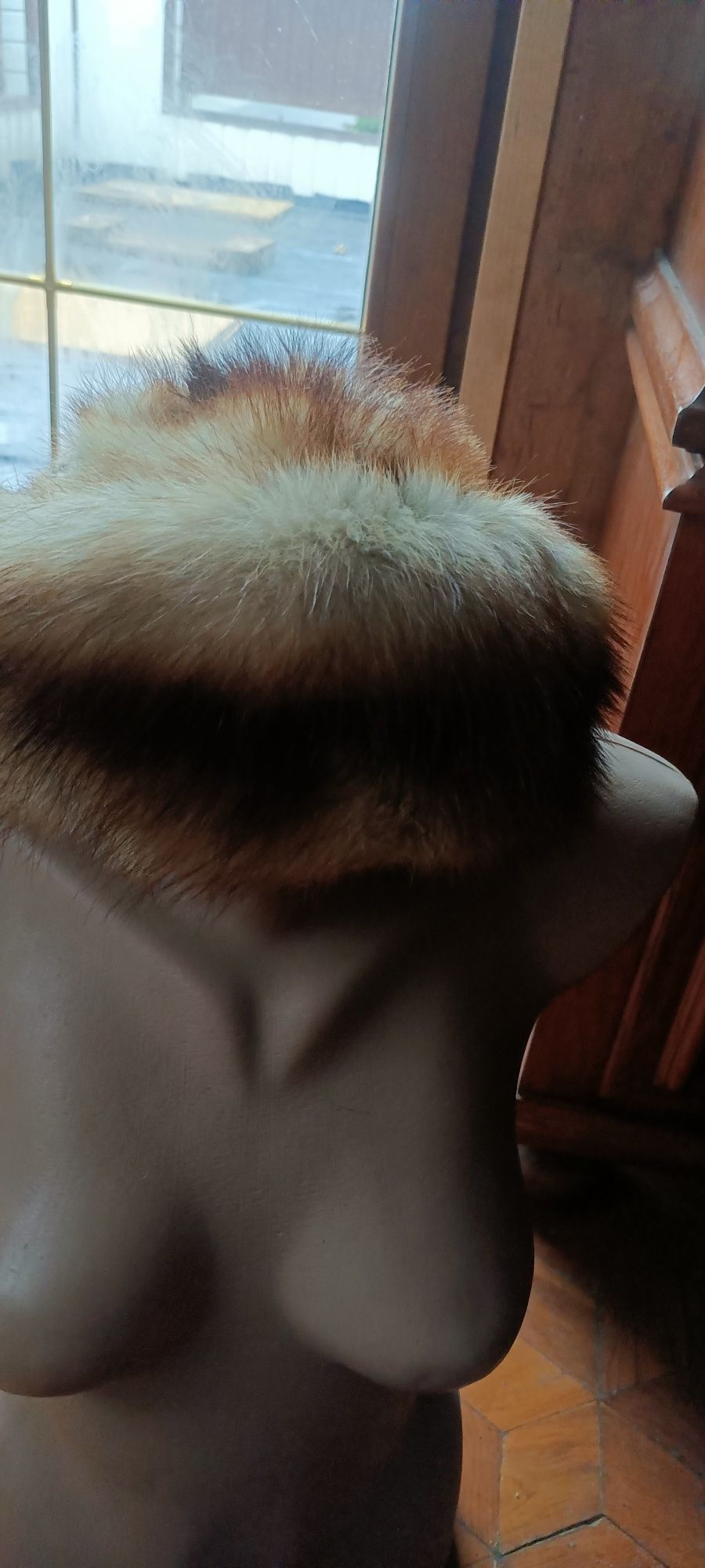 Czapka z norek, bardzo elegancka