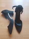 Eleganckie buty na delikatnym słupku.