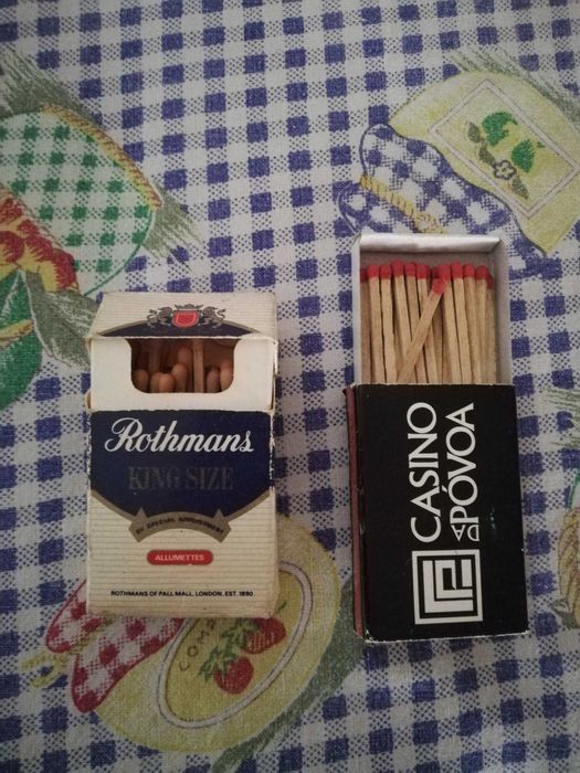 Isqueiros marlboro e caixa fósforos