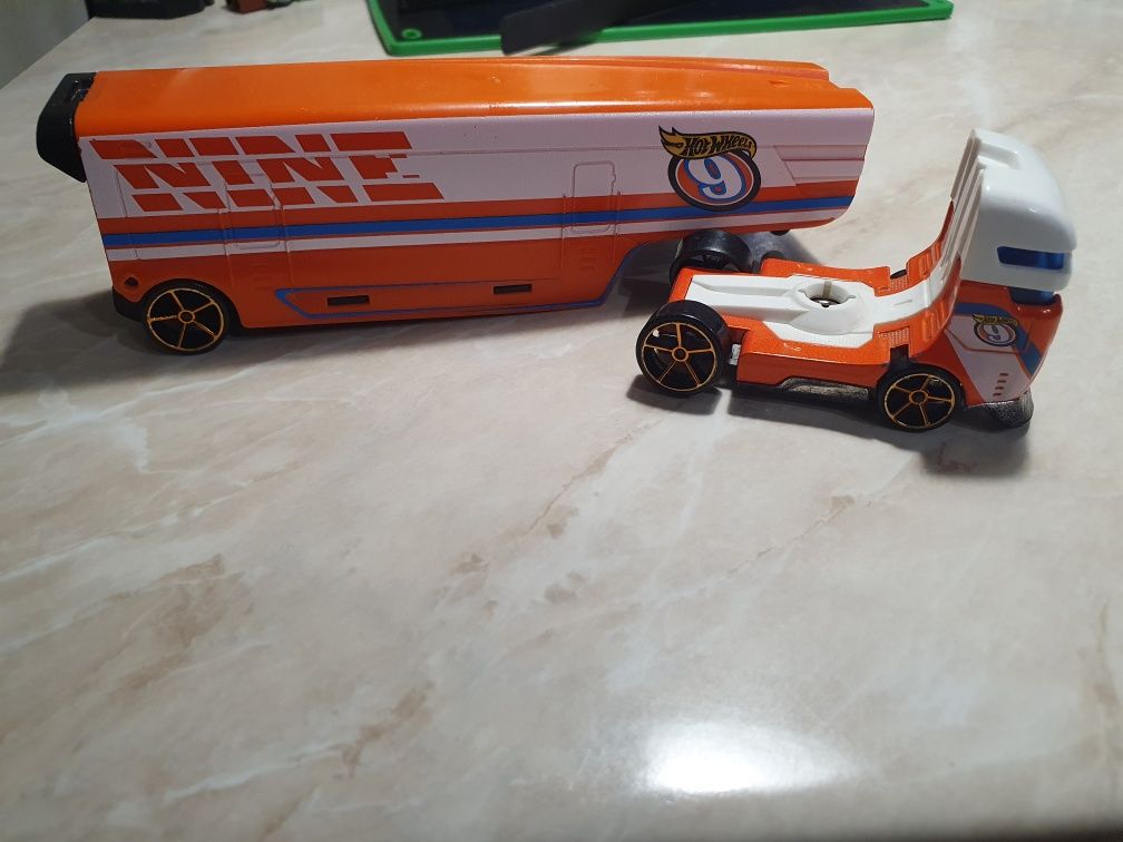 Машинка далекобійникаHot Wheels