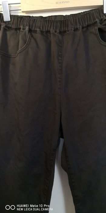 Czarne spodnie damskie.