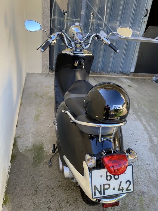 Vedo moto 125 como nova e bem estimada