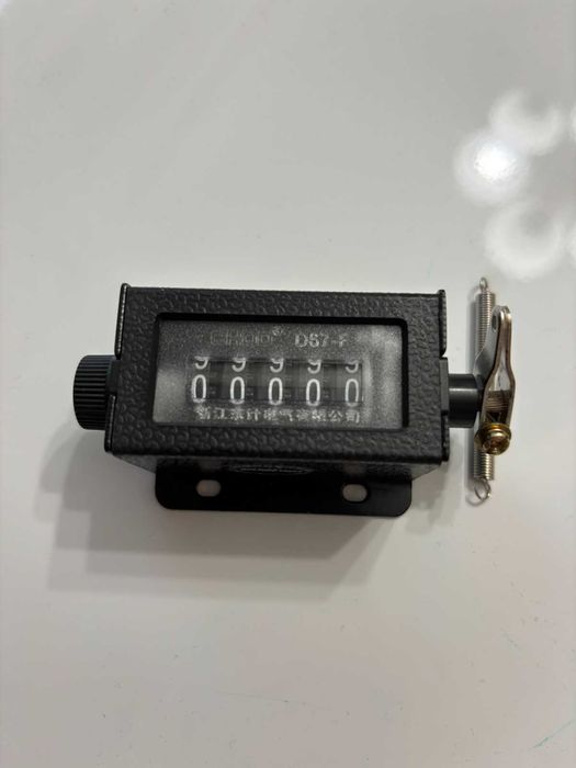 Mechaniczny licznik pociągnięć z czarną obudową