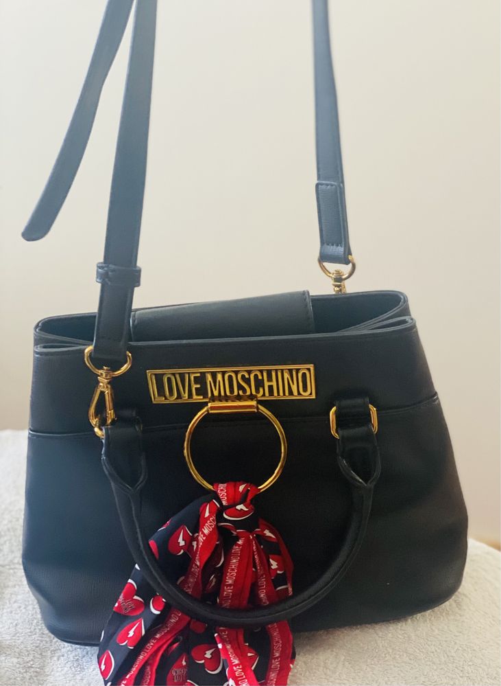 Mala Moschino como nova