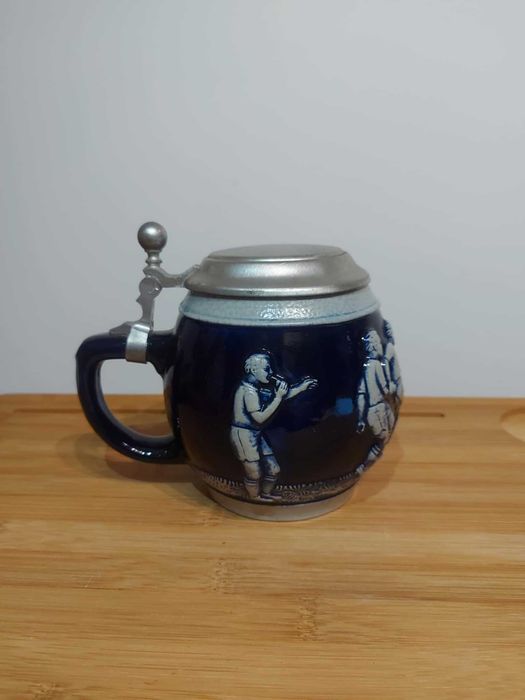 Stary Kufel ceramiczny z pokrywką cynową. Piłka nożna