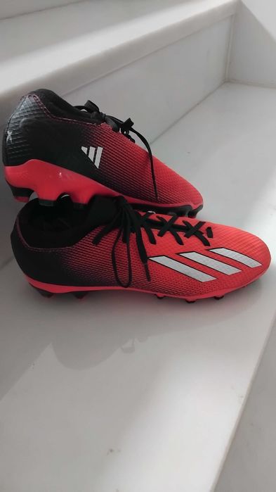 Chuteiras adidas e krispa