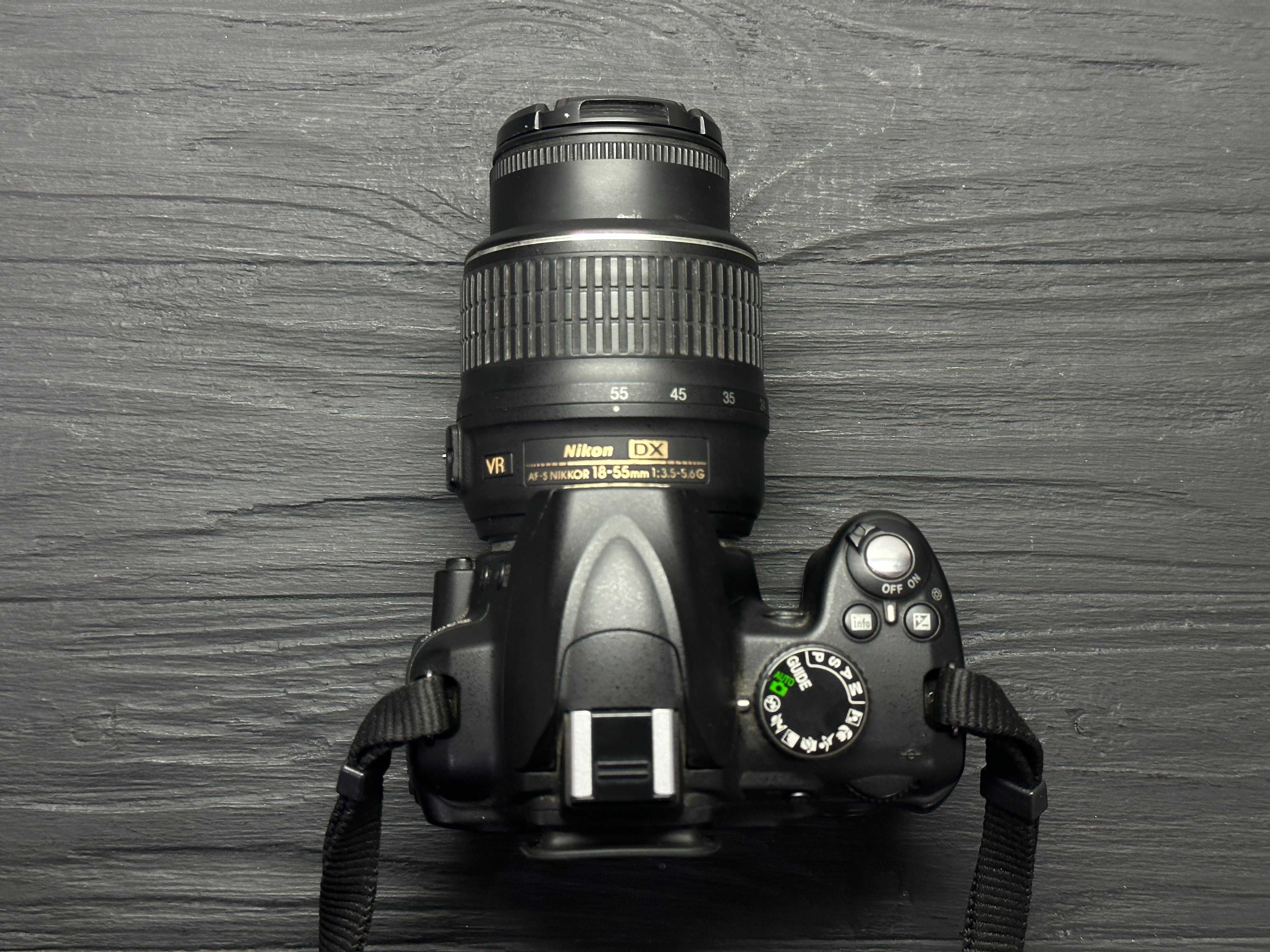 Профессиональный зеркальный фотоаппарат Nikon D3000