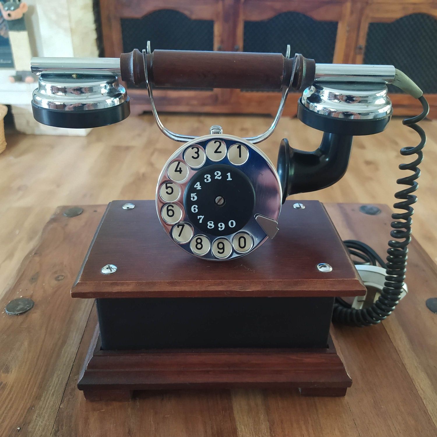 Stary telefon stacjonarny marki KNIAŹ. Vintage.