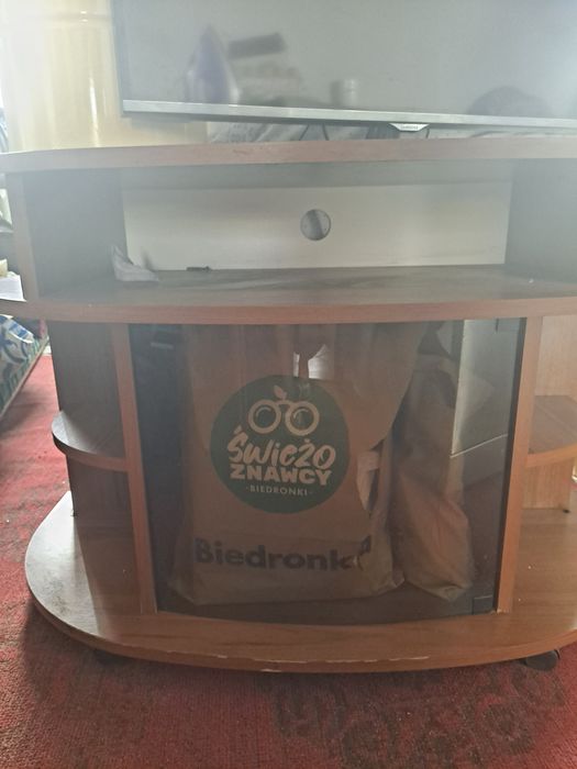 Stolik pod telewizor ze szybą