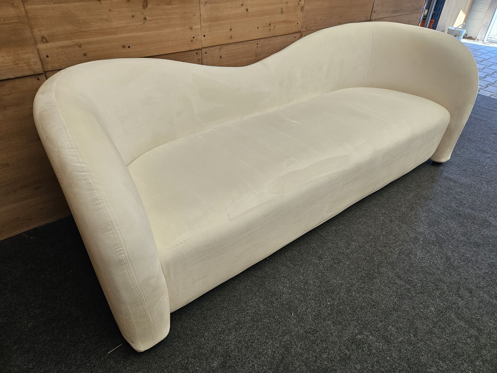 Falowana sofa trzyosobowa