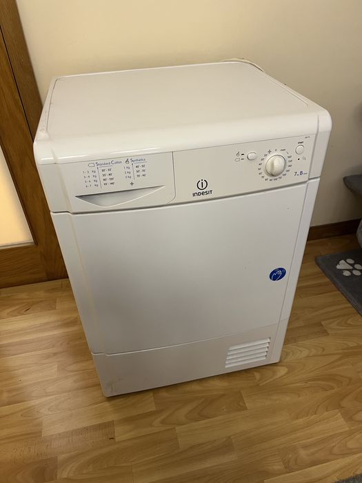 Maquina de secar Indesit IDC 75 B (7kg)