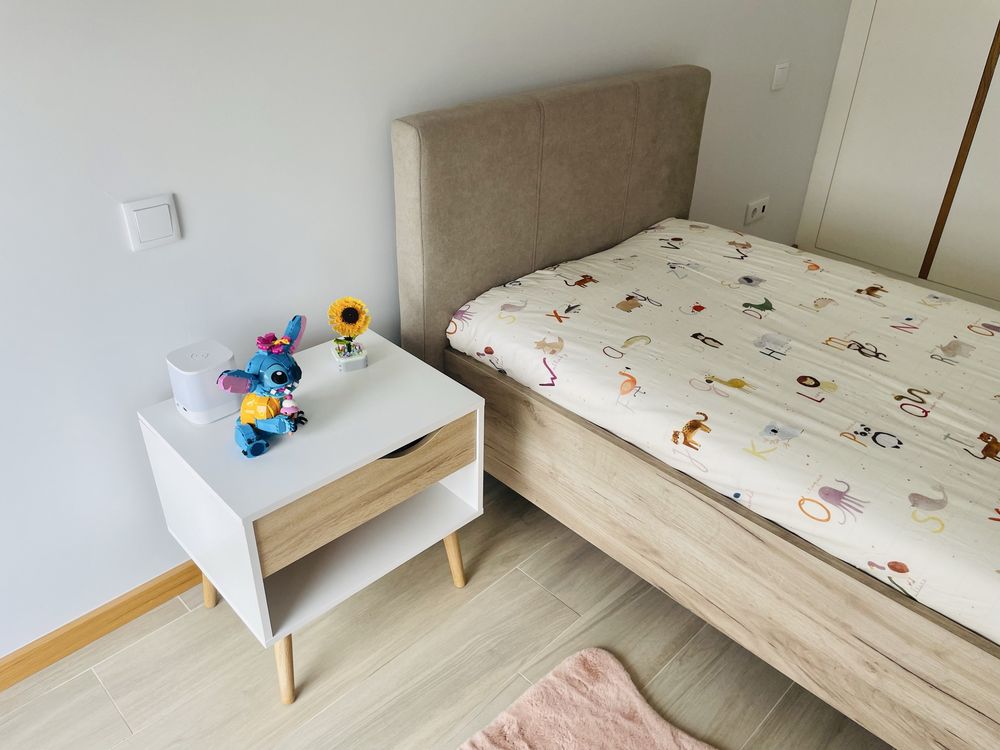 Cama solteiro com mesinha de cabeceira e colchao