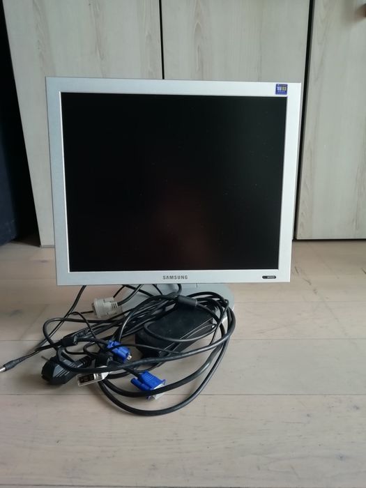 Monitor Samsung 17 cali. Sprytny - można powiesić