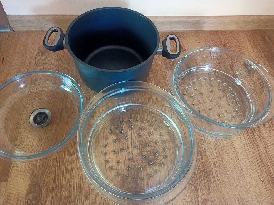 Trzypoziomowy, uniwersalny parowar.