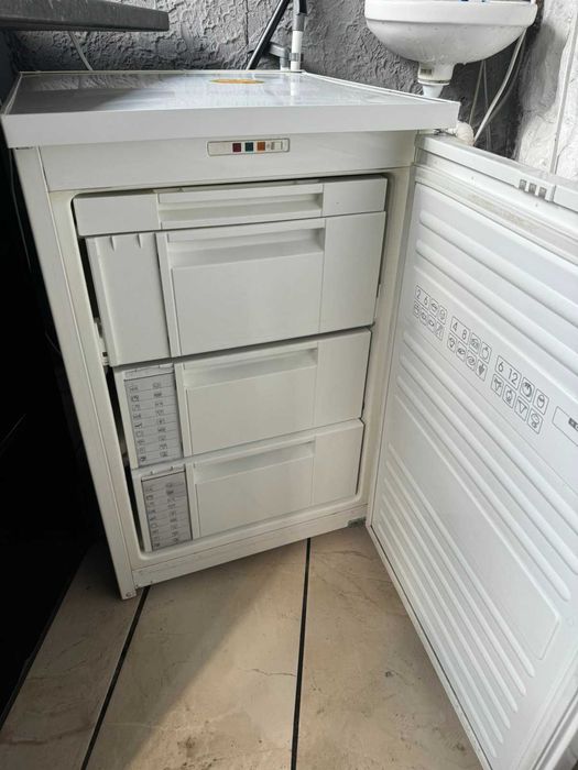 Продам малий холодильник та морозилку